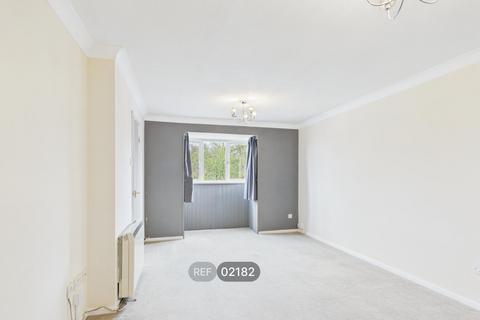 2 bedroom flat to rent, St. Andrews Gardens, Colchester, CO4 3EH