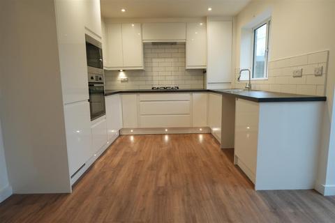 4 bedroom terraced house to rent, Back Spin Close, Halifax