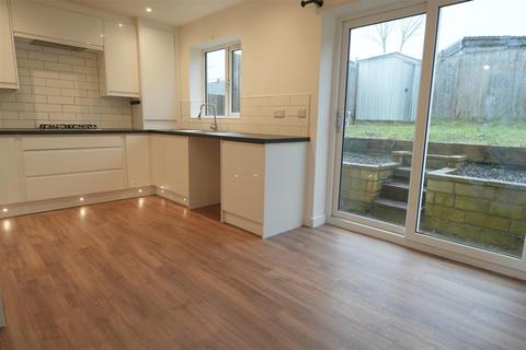 4 bedroom terraced house to rent, Back Spin Close, Halifax