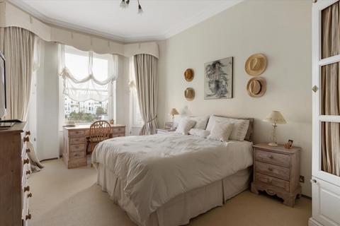4 bedroom flat for sale, Holland Park Gardens, London, W14