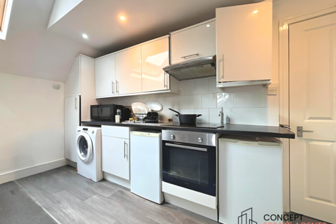 3 bedroom flat to rent, Haydons Road, London, SW19