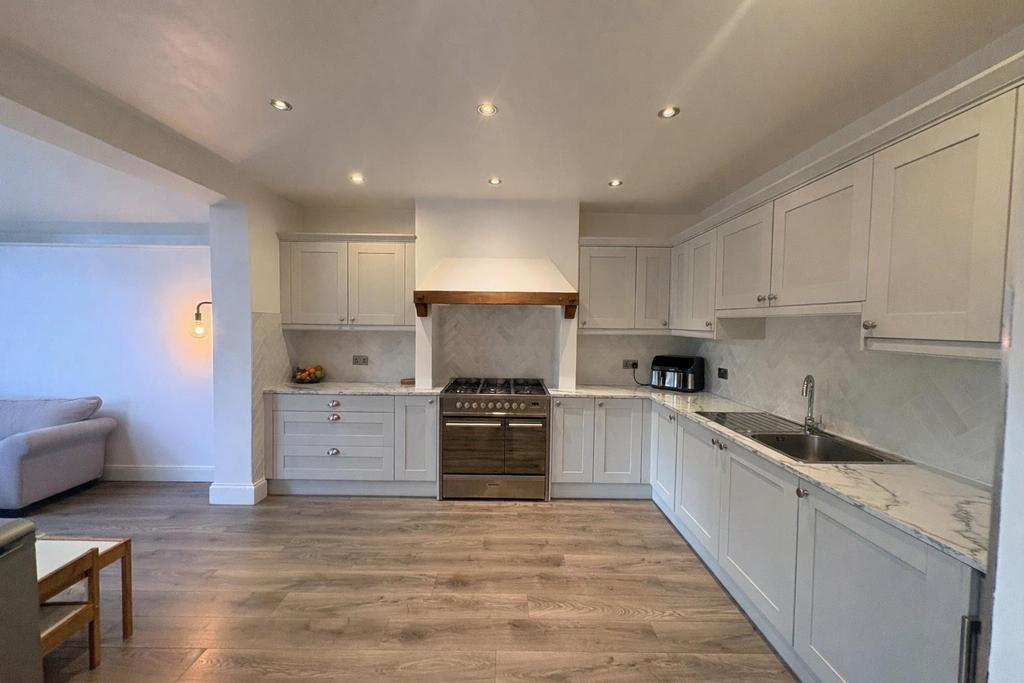Kitchen/dining/living area