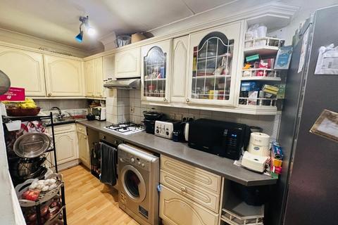 2 bedroom flat to rent, Daniel House, Pinner HA5