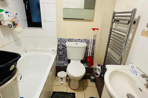 2 bedroom flat to rent, Daniel House, Pinner HA5