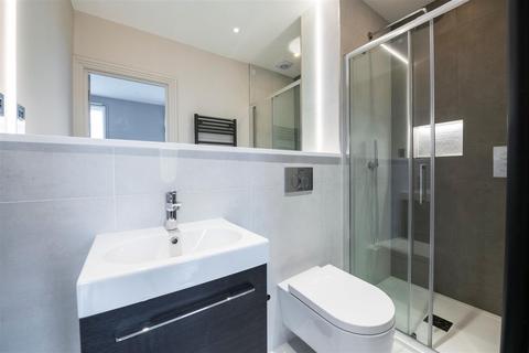 Studio to rent, Warwick Road, London
