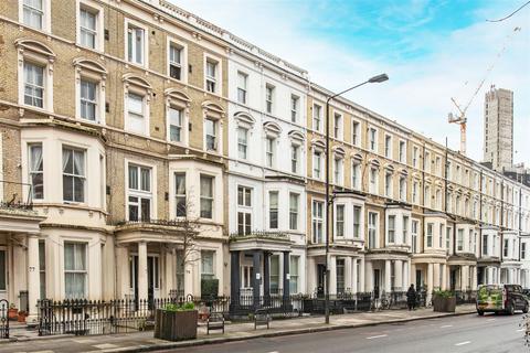 Studio to rent, Warwick Road, London