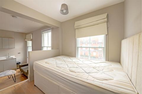 Studio to rent, Warwick Road, London