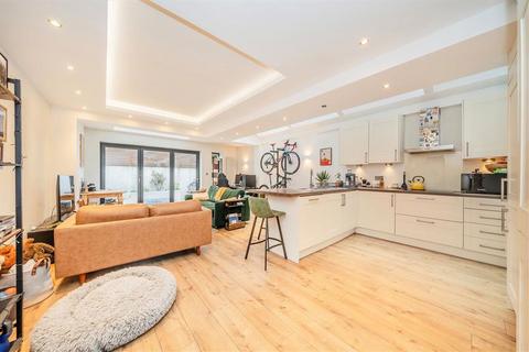 2 bedroom flat for sale, Fulham Palace Road, London SW6