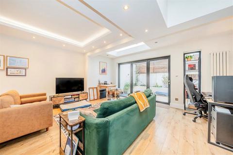2 bedroom flat for sale, Fulham Palace Road, London SW6
