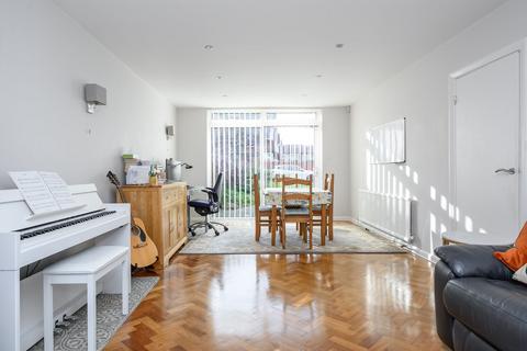 3 bedroom semi-detached house to rent, New Zealand Avenue, Walton-on-Thames, KT12