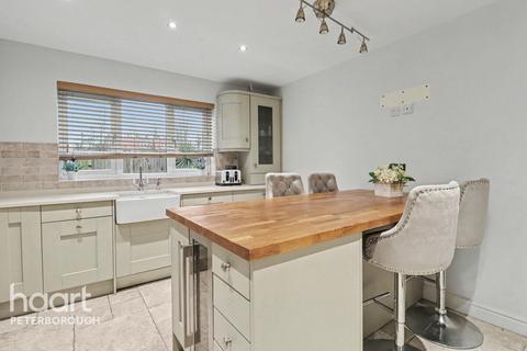 4 bedroom detached house for sale, College Park, Peterborough
