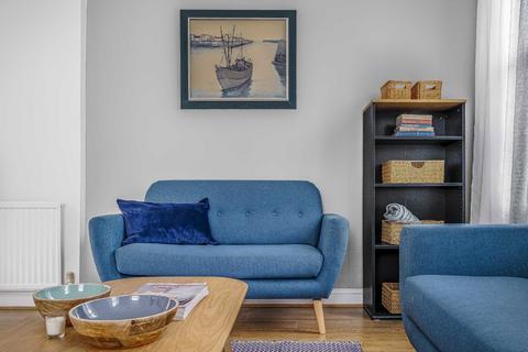 2 bedroom flat for sale, Prairie Street, London SW8