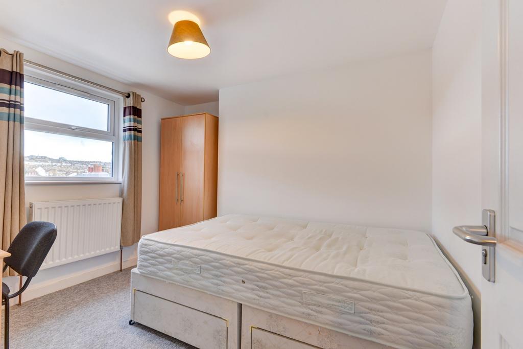 Bright, neatly presented double bedroom with a ...
