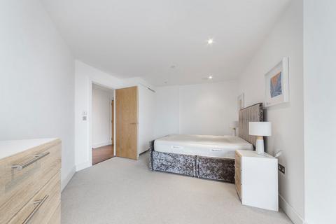 3 bedroom flat to rent, Western Gateway, London E16