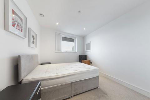3 bedroom flat to rent, Western Gateway, London E16