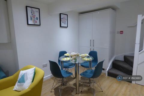 1 bedroom in a house share to rent, Claremont Road, Salford, M6