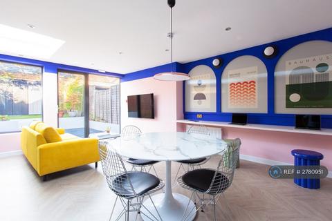 1 bedroom in a house share to rent, Engleheart Road, London, SE6