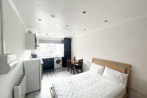 Studio to rent, Kenton Lane, London