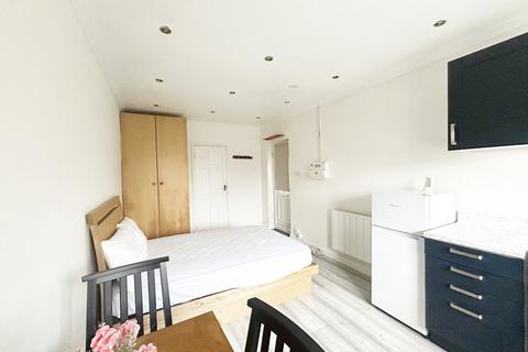 Studio to rent, Kenton Lane, London