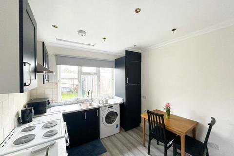 Studio to rent, Kenton Lane, London