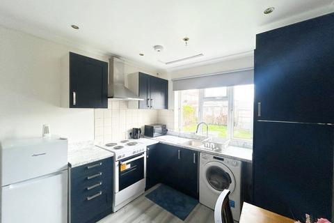 Studio to rent, Kenton Lane, London