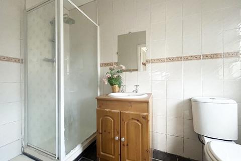 Studio to rent, Kenton Lane, London