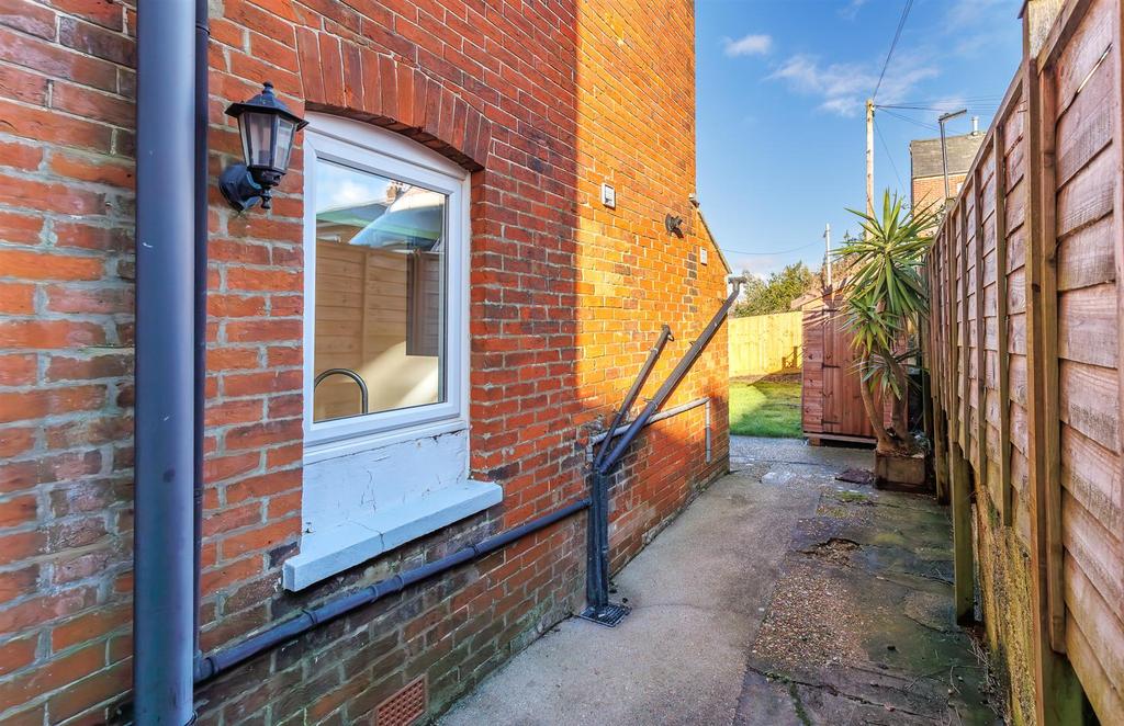 Side Access to Rear Garden