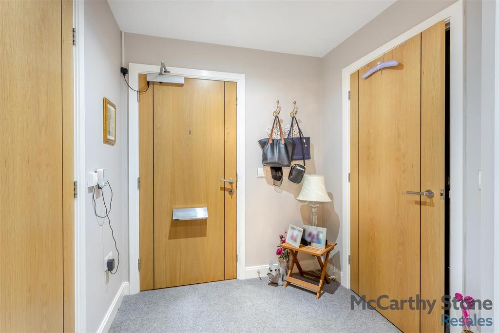 8677390-interior04.jpg