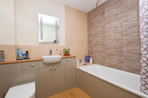 2 bedroom flat for sale, South Street, Eastbourne