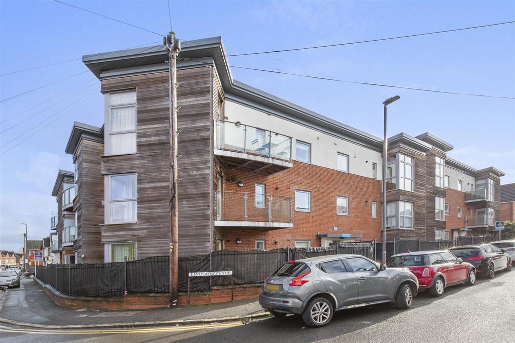10 Lindsay Court, Lindsay Ave, HP12 3 GF-14.jpg