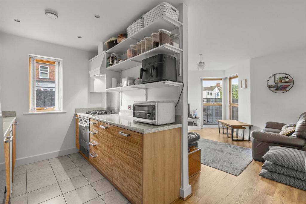 10 Lindsay Court, Lindsay Ave, HP12 3 GF-7.jpg