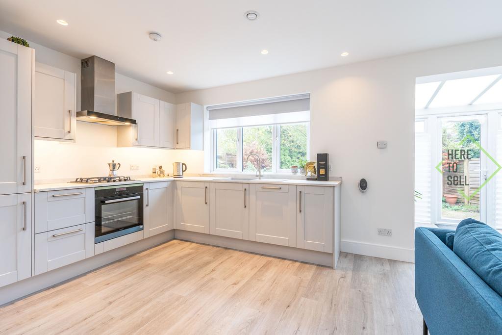 28 Petworth Road, N12 9 HH-14