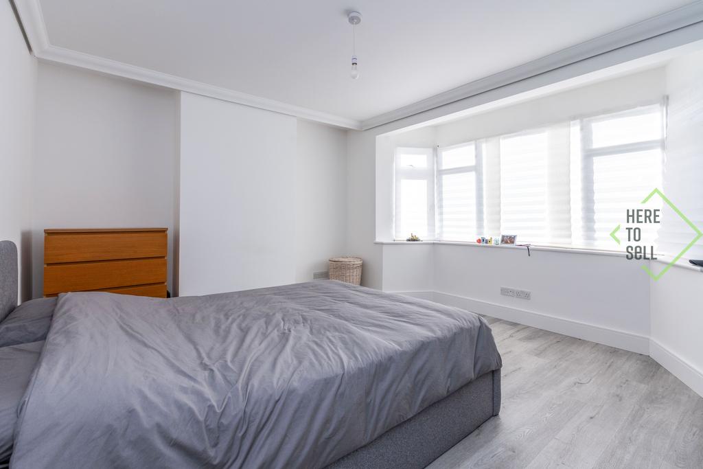 28 Petworth Road, N12 9 HH-3e