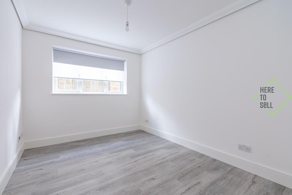 28 Petworth Road, N12 9 HH-6
