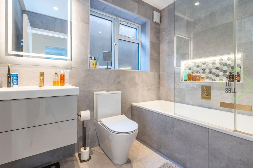 28 Petworth Road, N12 9 HH-5