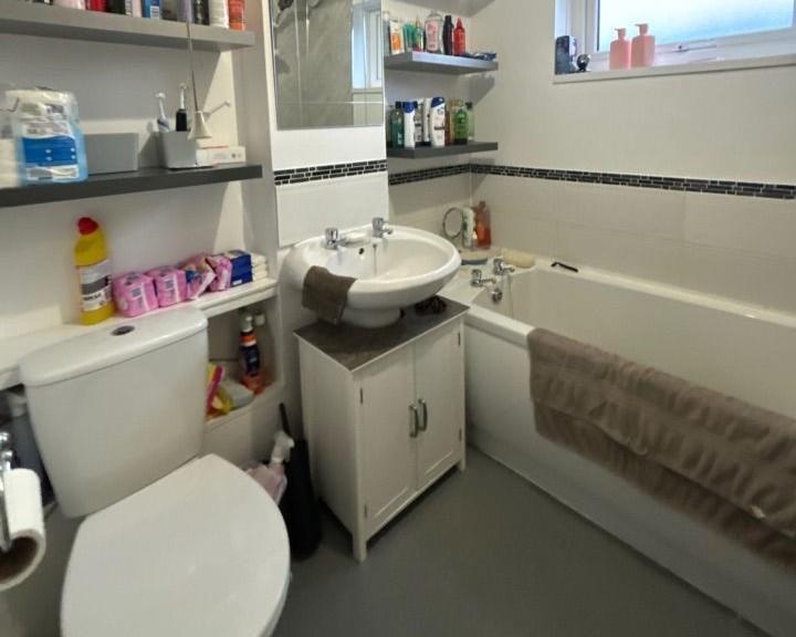 Burrows bathroom.jpg