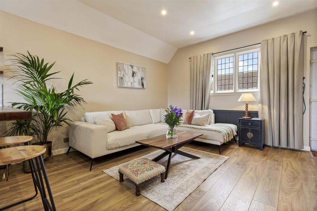 4, 14 Bulkington Ave-002.JPG