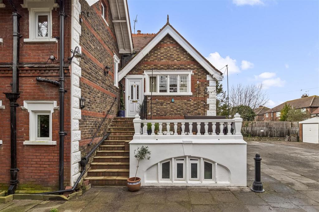 4, 14 Bulkington Ave-014.JPG