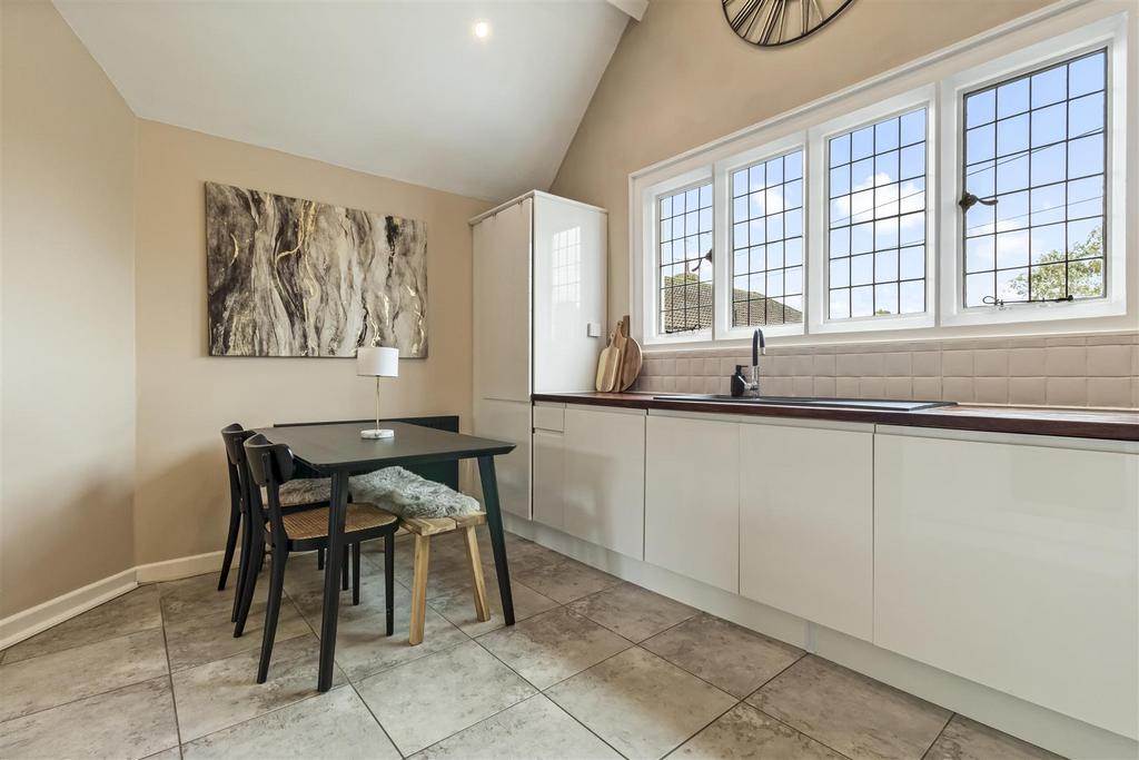 4, 14 Bulkington Ave-005.JPG