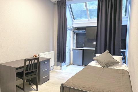 Studio to rent, Courtfield Gardens, Earls Court, London, SW5