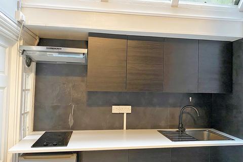 Studio to rent, Courtfield Gardens, Earls Court, London, SW5