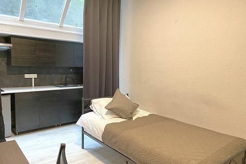 Studio to rent, Courtfield Gardens, Earls Court, London, SW5