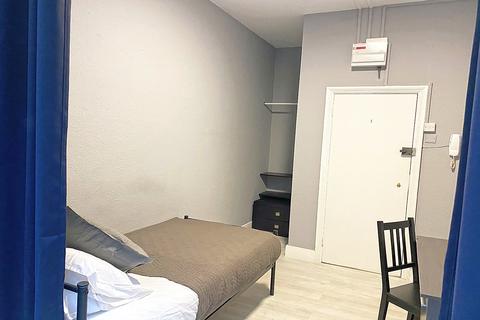 Studio to rent, Courtfield Gardens, Earls Court, London, SW5