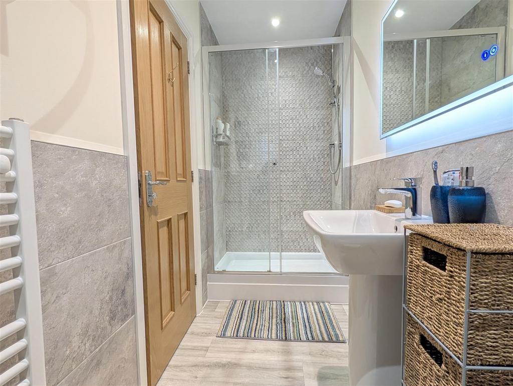 En suite shower room/wc