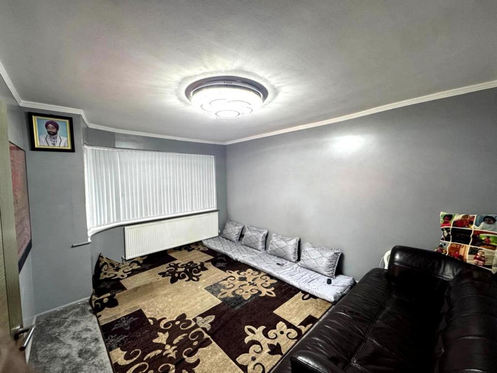2 bed maisonette for sale Laburnum Road, Hayes UB
