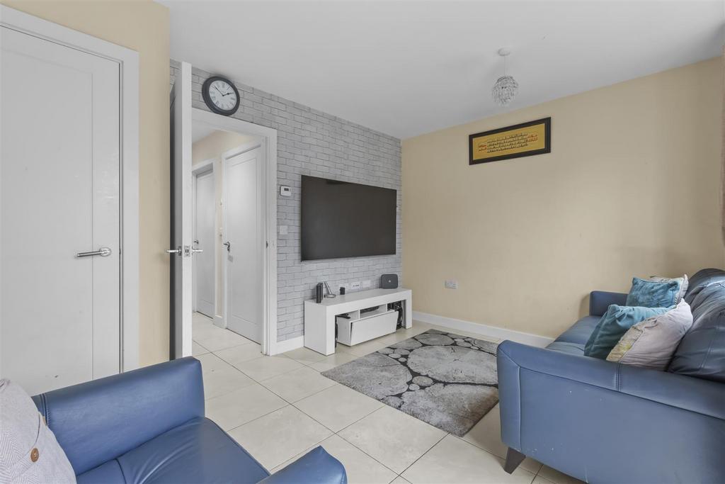 10 Hillview Gardens, HP13 6 GW-8.jpg