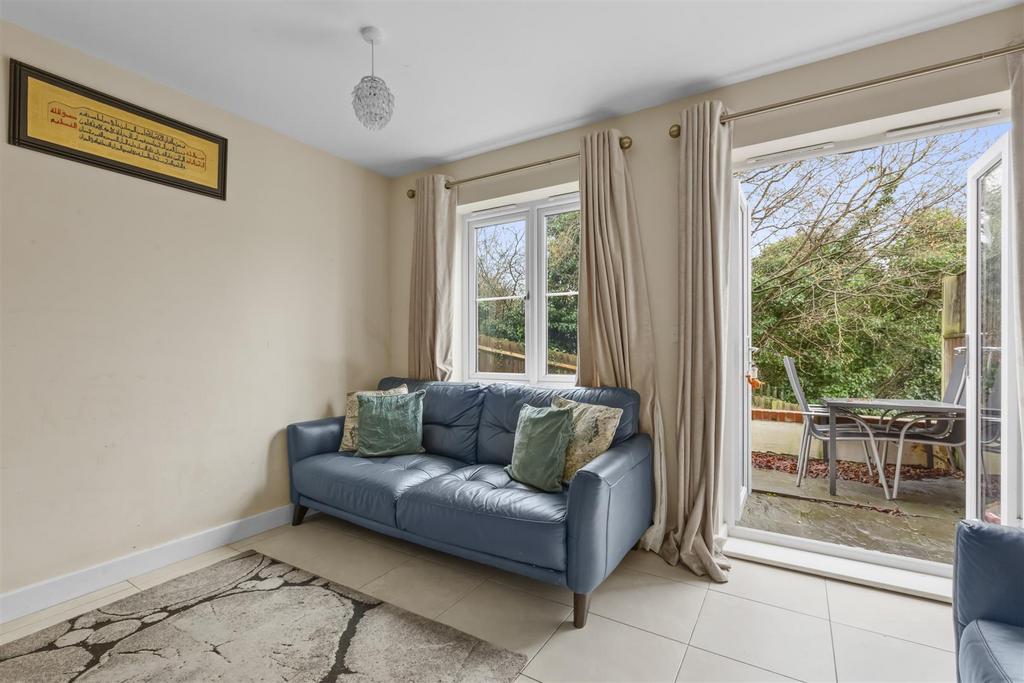 10 Hillview Gardens, HP13 6 GW-7.jpg