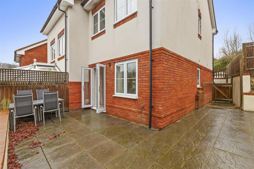 10 Hillview Gardens, HP13 6 GW-9.jpg
