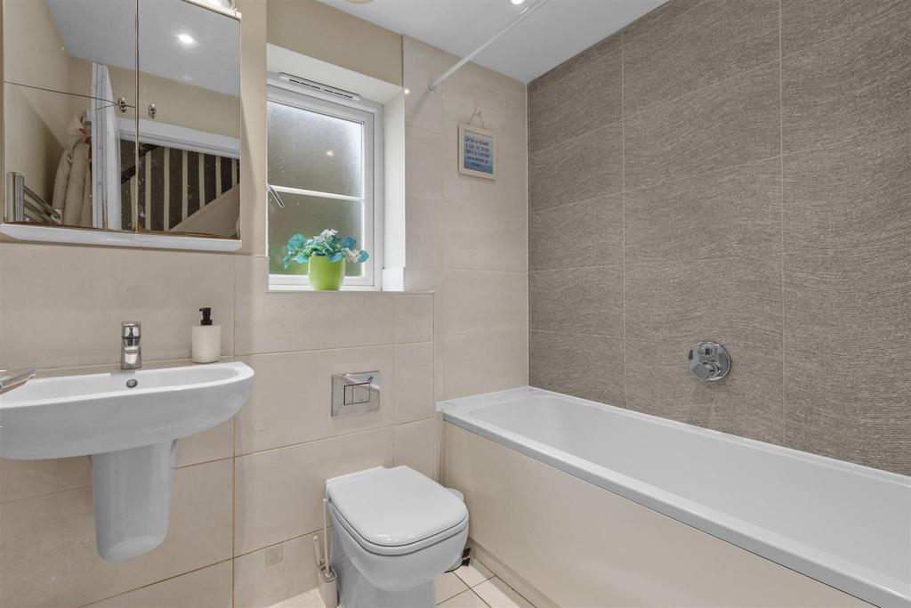 10 Hillview Gardens, HP13 6 GW-4.jpg