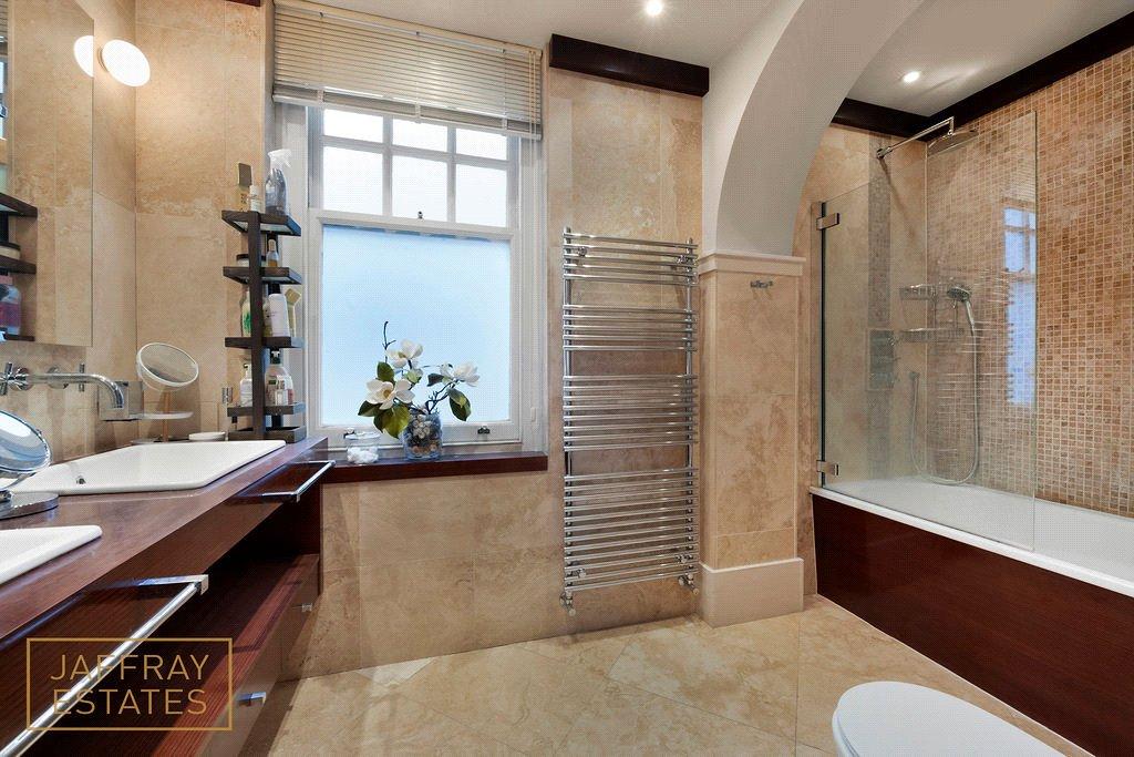 Ensuite Main Bedroom